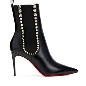 Worn No rips Few scuffs on heel worn. Authentic Christian Louboutin.